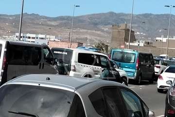 Operación de agentes encapuchados de la Guardia Civil en un inmueble de Los Llanos de Telde/TA.